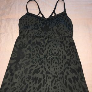 lululemon top, size 6! worn once!